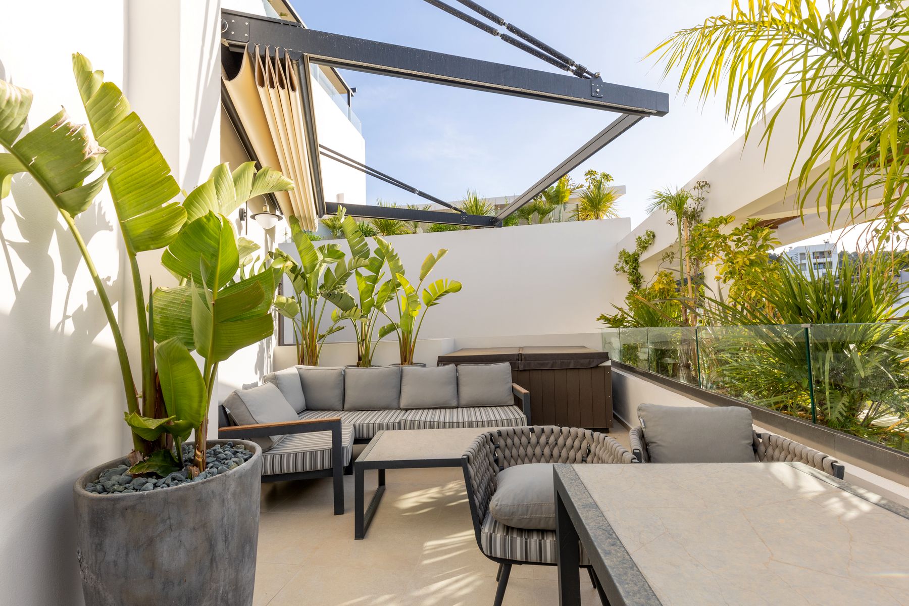 salon de jardin moderne sur balcon