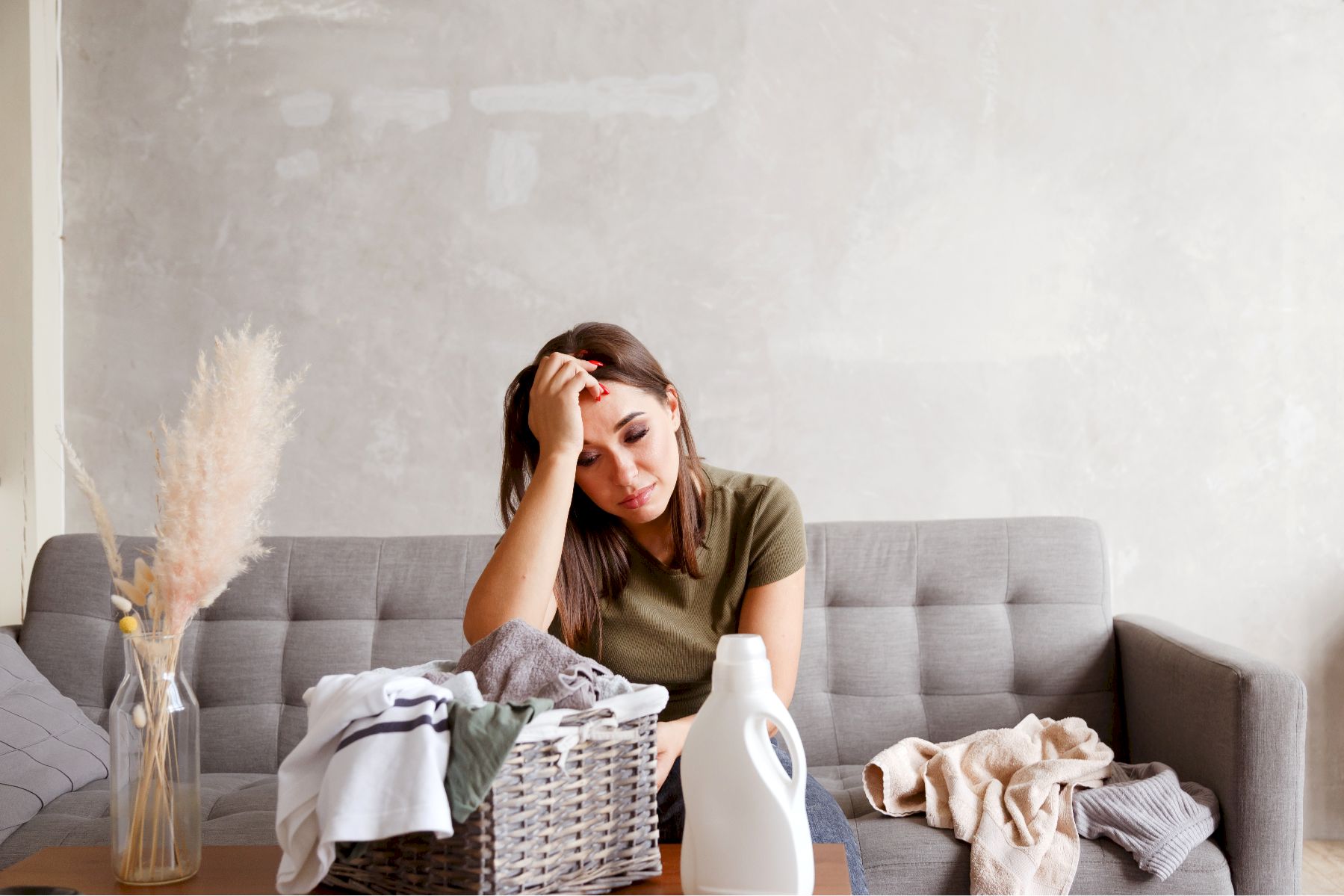 femme fatigué qui doit faire le ménage