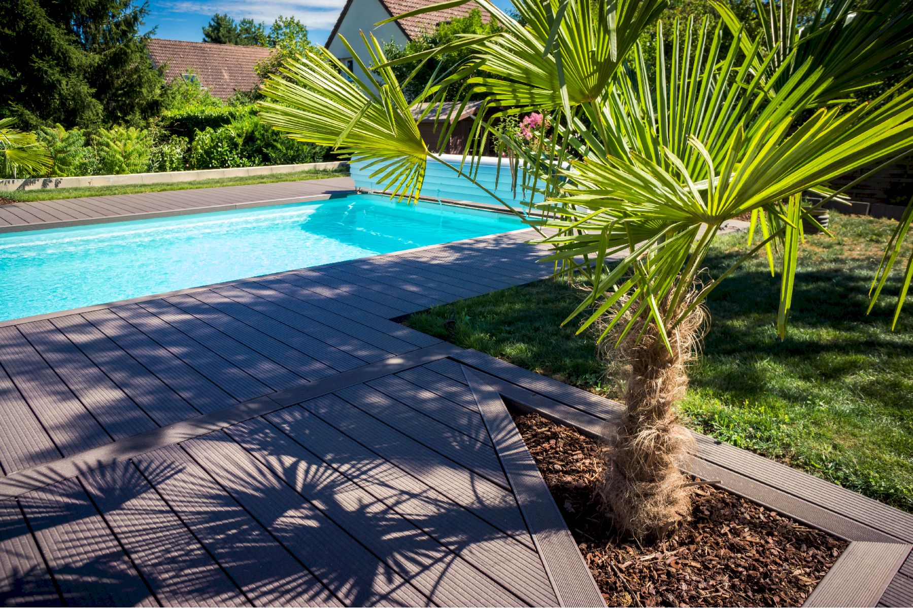 terrasse en composite autour de la piscine