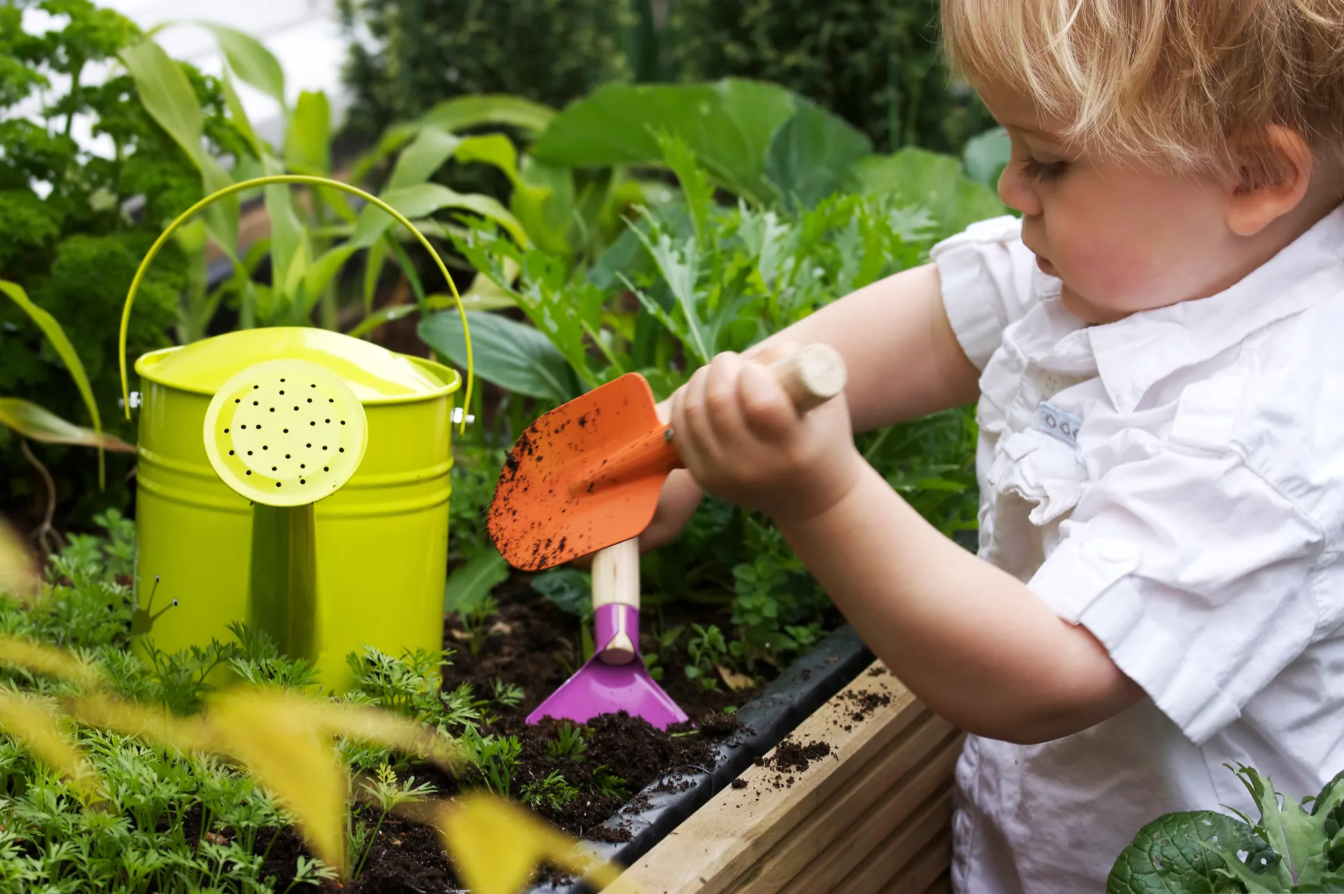 enfant qui jardine